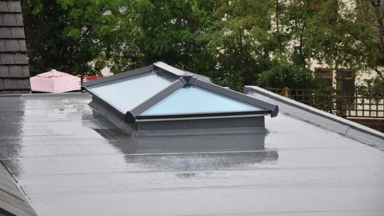 Finished flat roof with a roof lantern